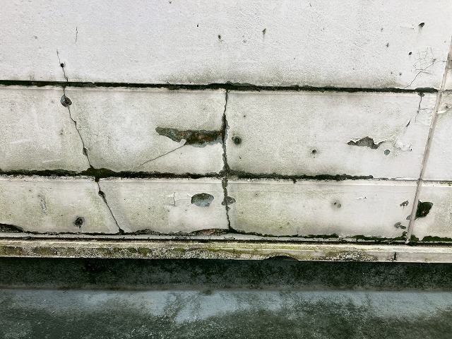 大きなひび割れが入ったサイディング